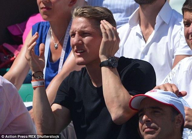 29A49CDF00000578-3124954-Schweinsteiger_was_in_attendance_at_the_French_open_to_cheer_on_-m-128_1434382939956.jpg