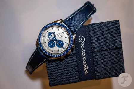 Omega-Speedmaster-Silver-Snoopy-Award-310.32.42.50.02.001.032.jpg